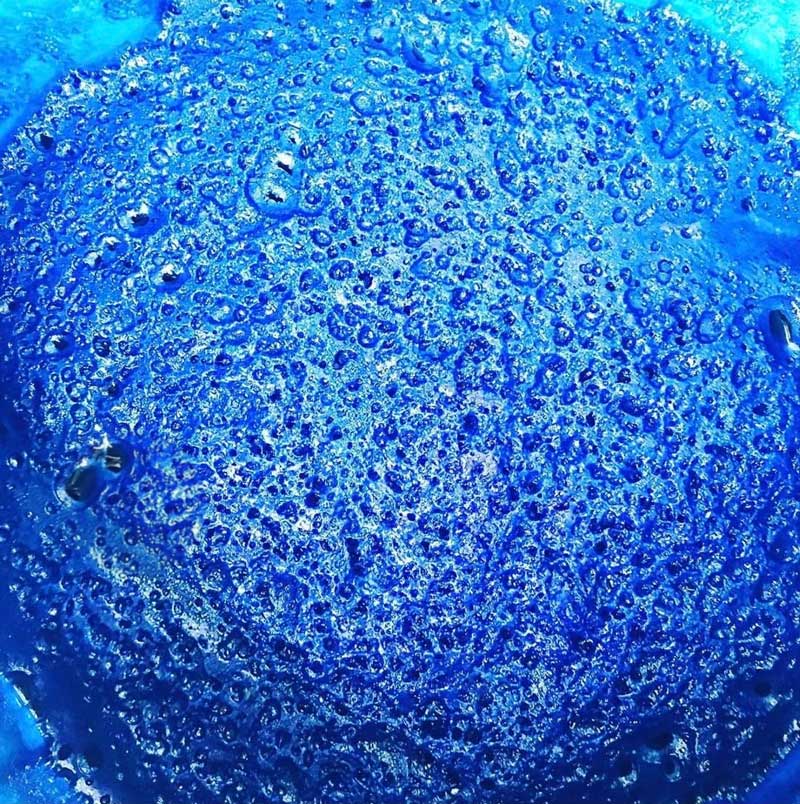 琉球藍の色について学びながらハンカチーフを染める体験